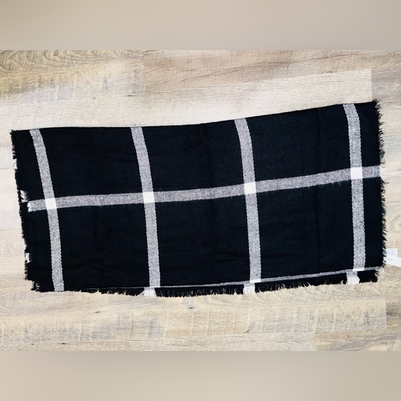 Old Navy Scarf | BLK /WHITE | 193 X 99 cm |
OS - Picture 2 of 8